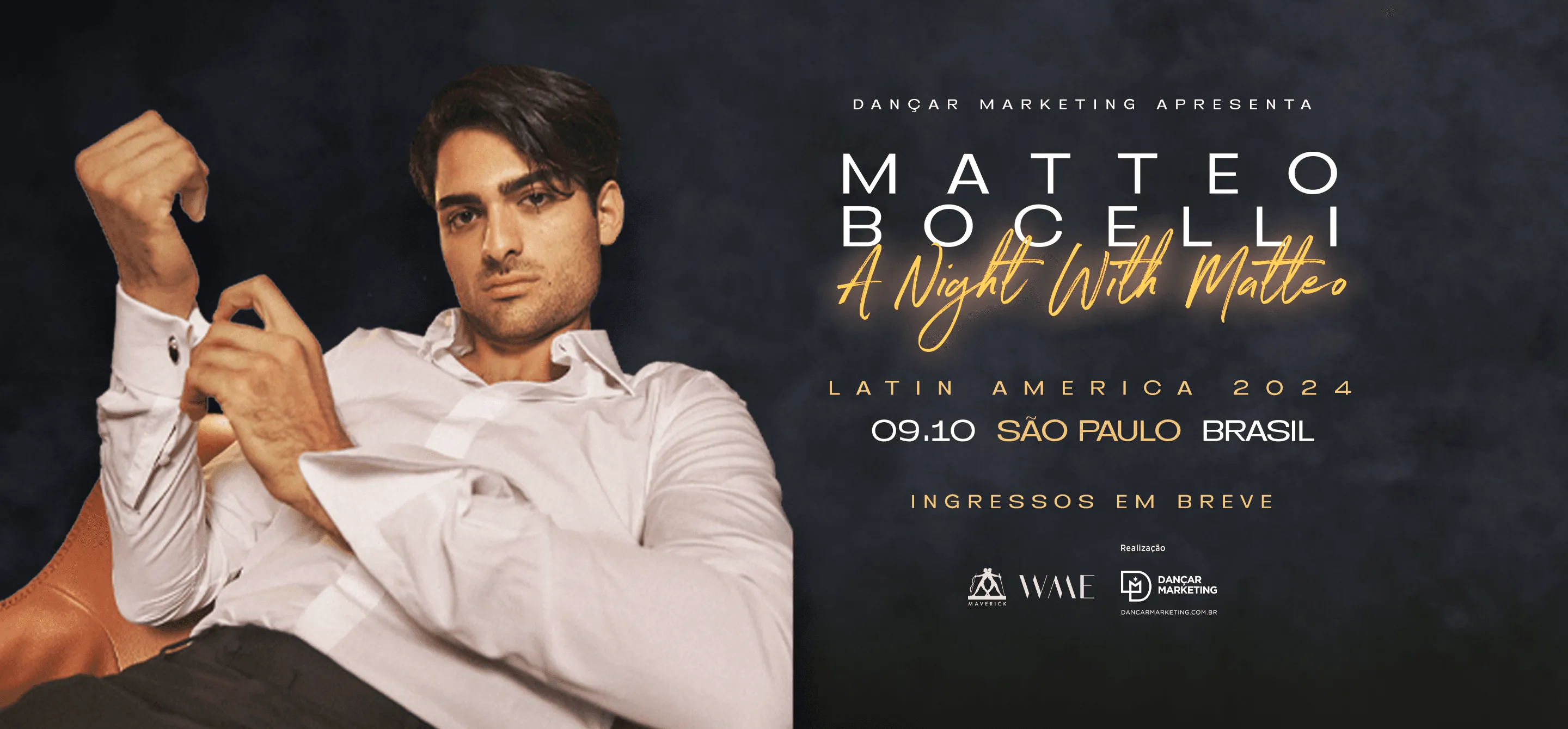 Imagem de divulgação da apresentação "Uma noite com Matteo". O cantor está com uma camisa branca, abotoando a manga. Ele é moreno e tem cabelos escuros.