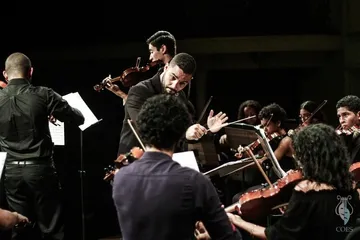 Orquestra Jovem Vale Música e o gerente Renan Cardoso.