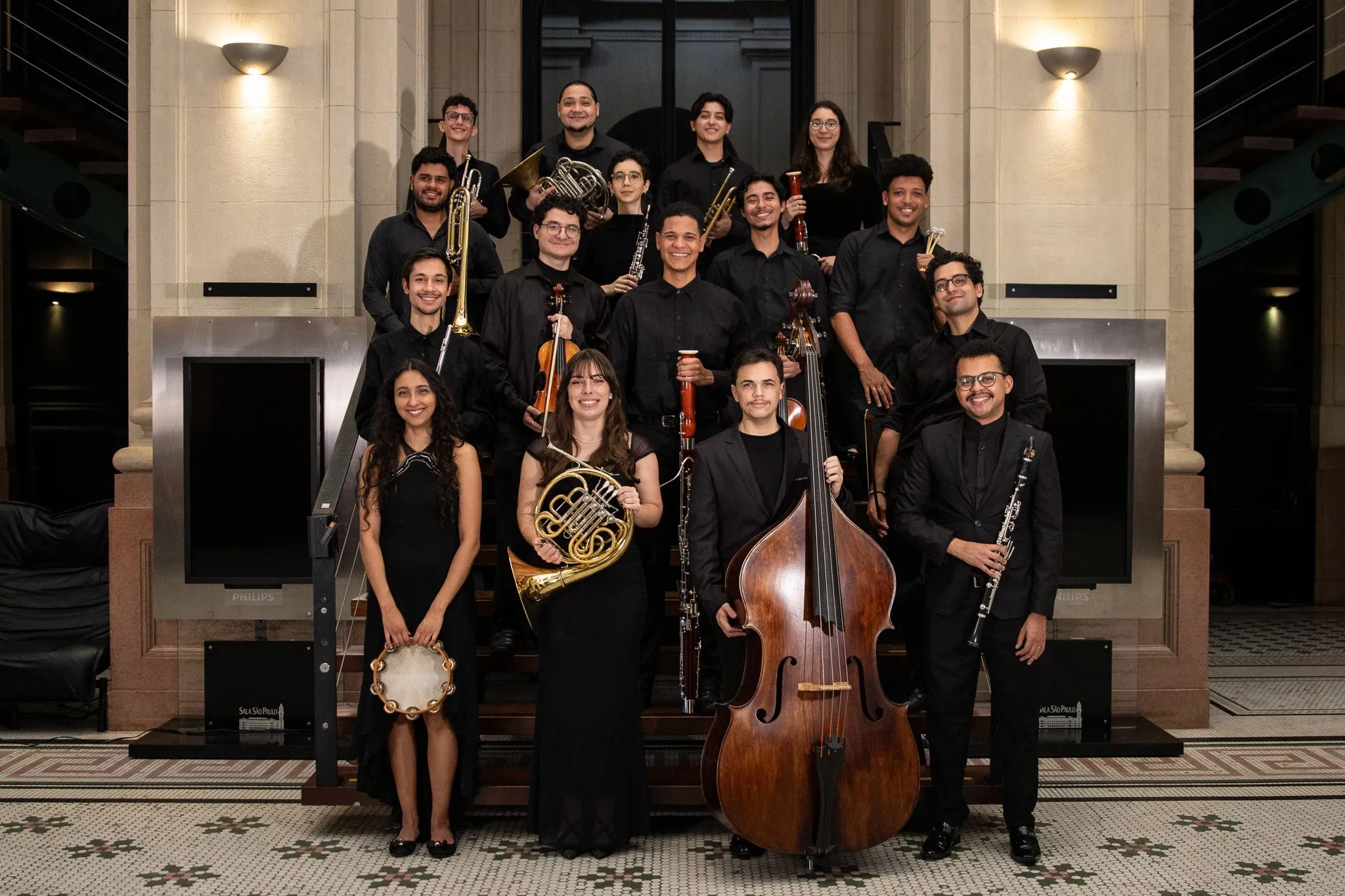 Foto da Classe de Instrumento na escada do Foyer da Sala São Paulo.