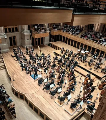 A orquestra está no palco da Sala São Paulo durante o concerto.