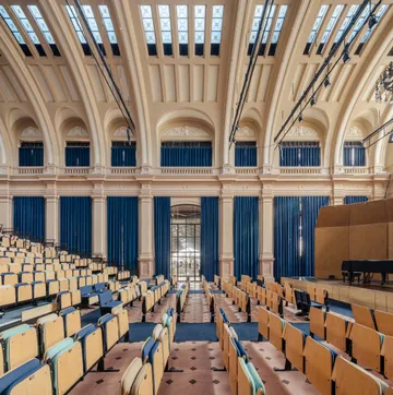 A imagem mostra os vidrais da Estação das Artes