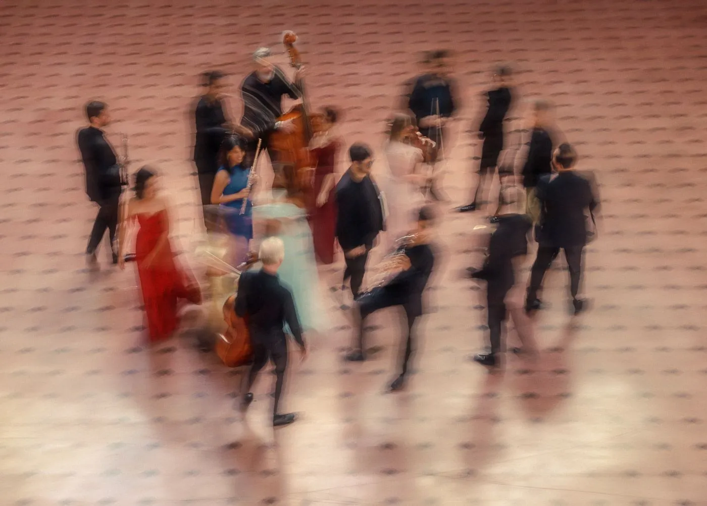 A imagem mostra um pessoas em movimento vistas do alto.