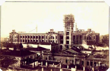 A foto em preto e branco mostra a Estação Sorocabana em processo de construção.