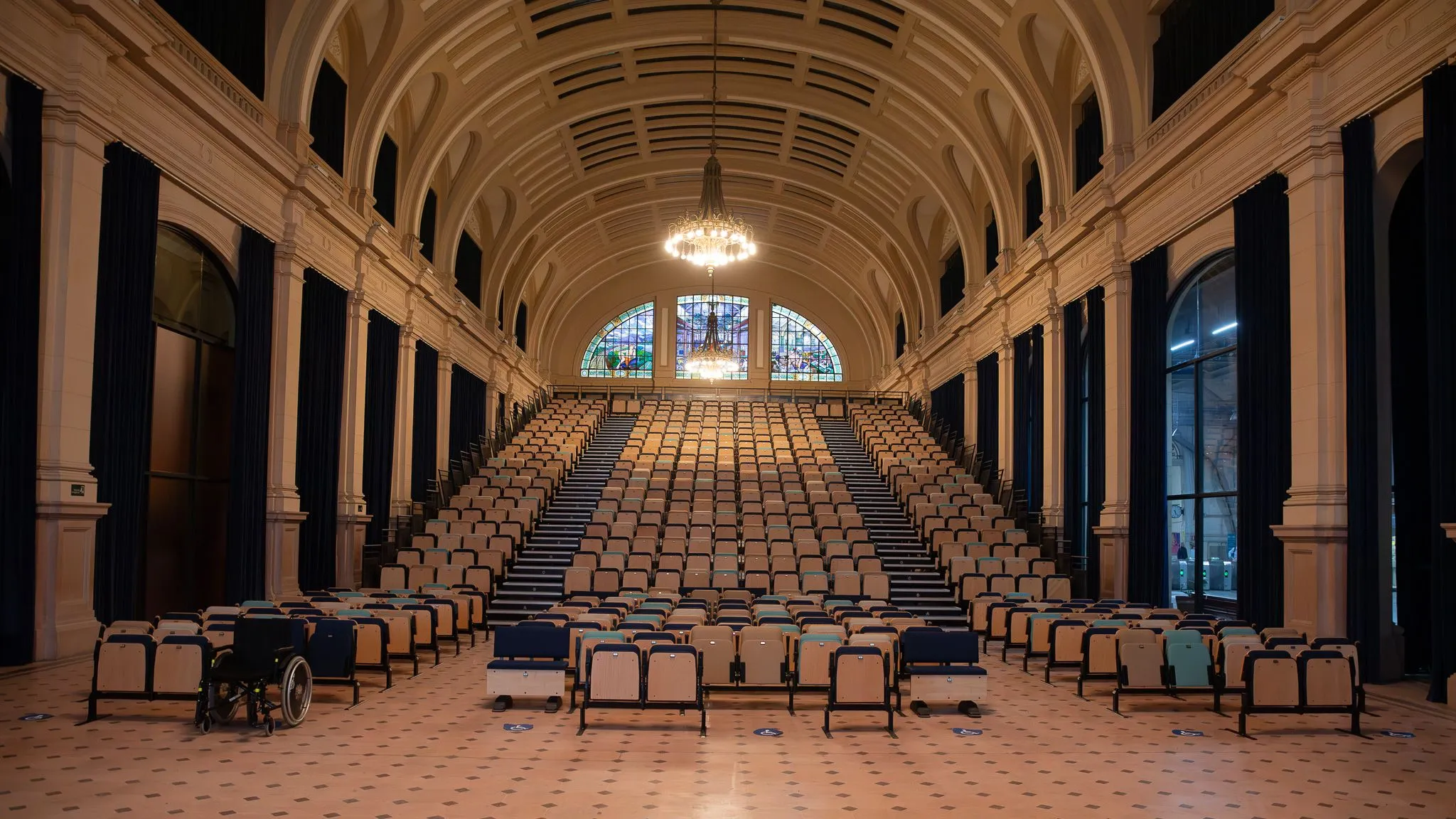 Foto da platéia vazia da Estação CCR das Artes.