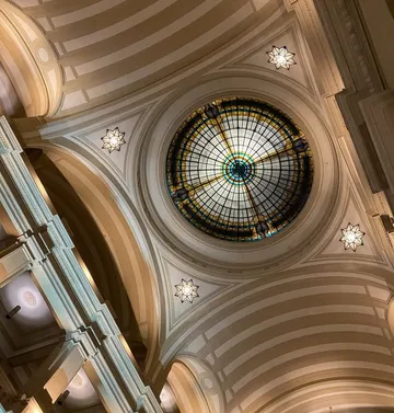 O teto da Sala São Paulo, com vitrais e a luz acessa.