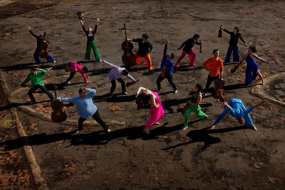 A imagem mostra pessoas vistas de cima, fazendo poses e usando roupas coloridas.
