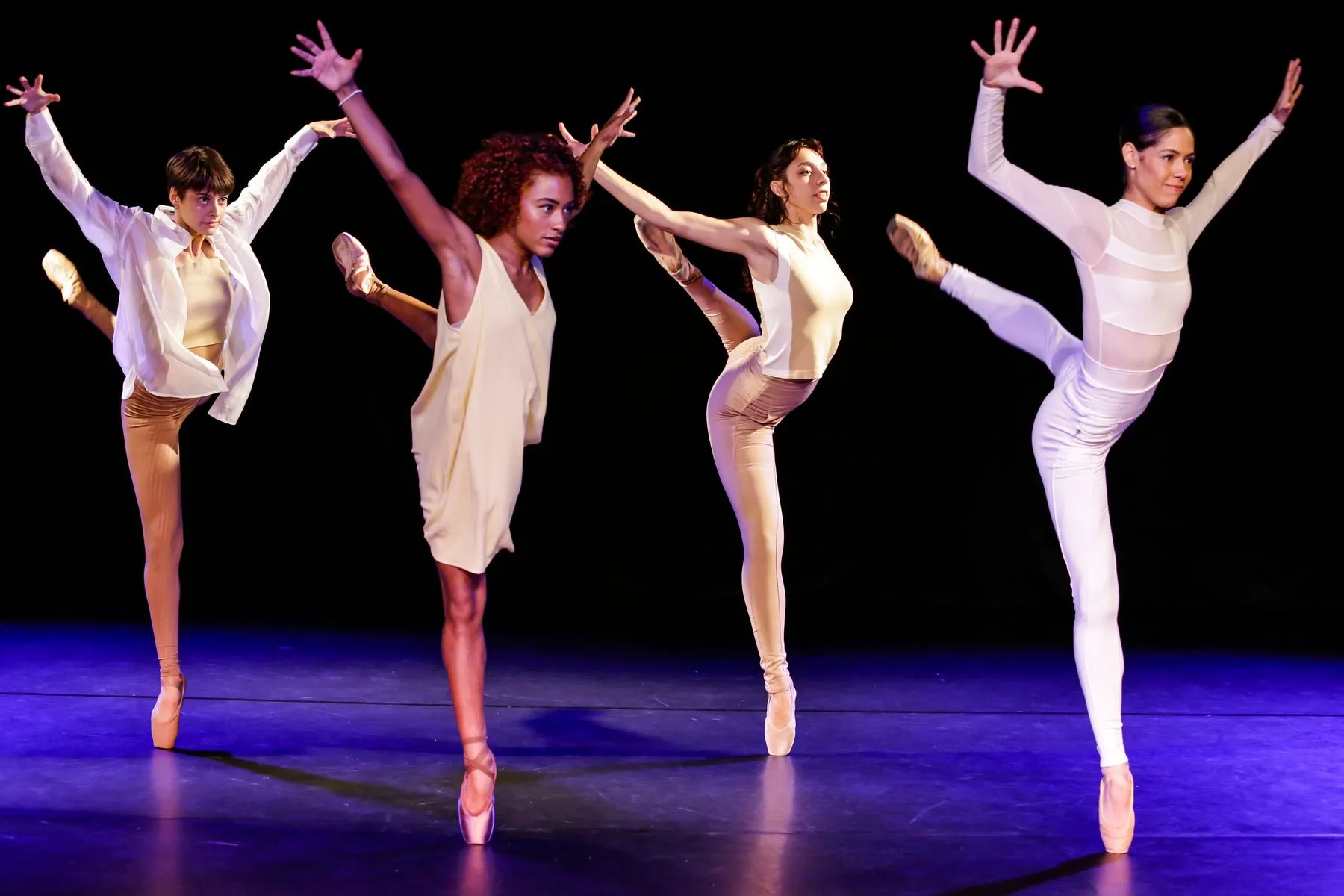 Quatro dançarinos da São Paulo Escola de Dança em pose no palco