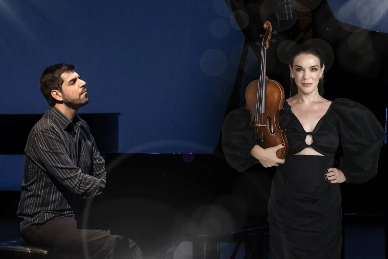 A imagem mostra pessoas vistas de cima, fazendo poses e usando roupas coloridas.