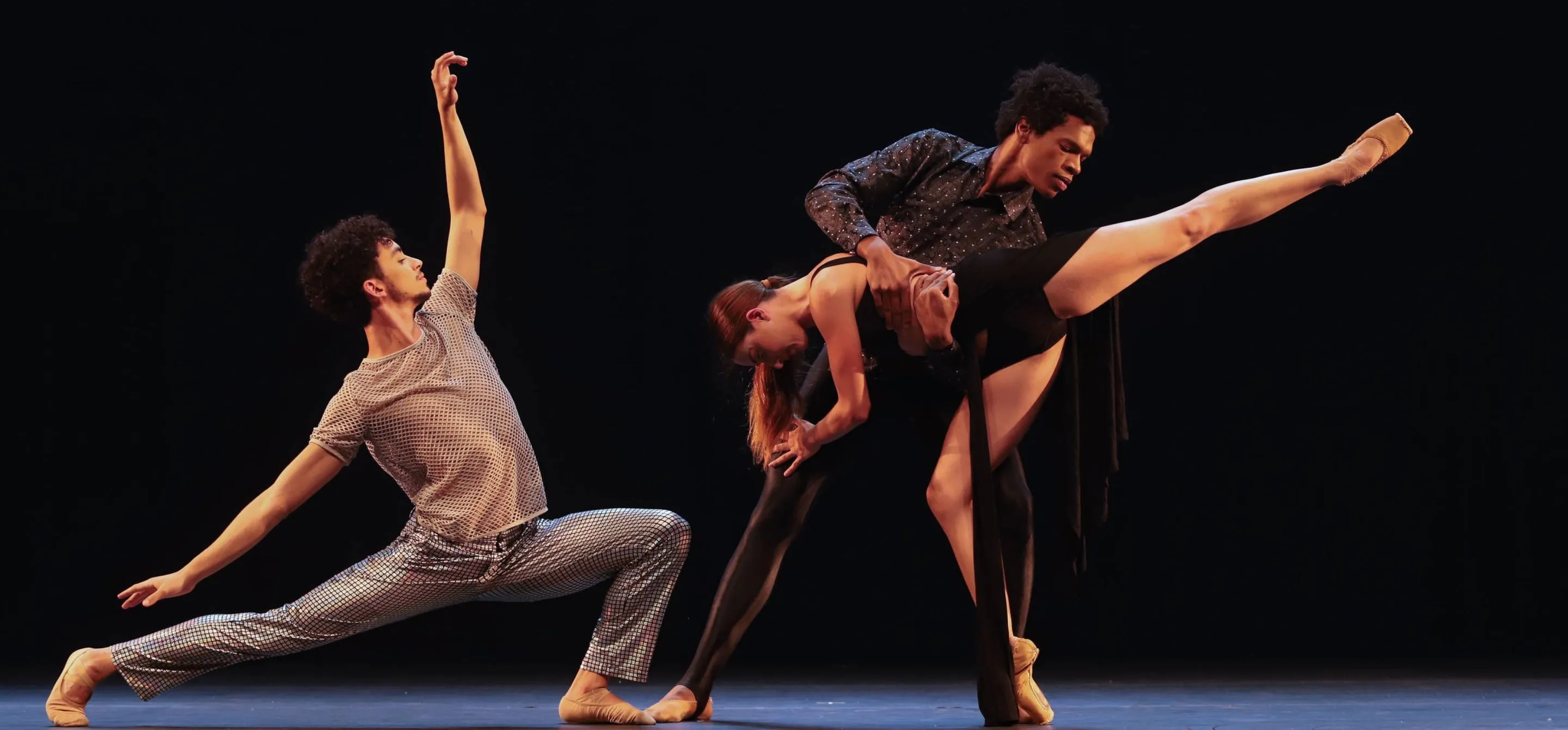 Foto com dois bailarinos e uma bailarina da Cisne Negro Cia de Dança