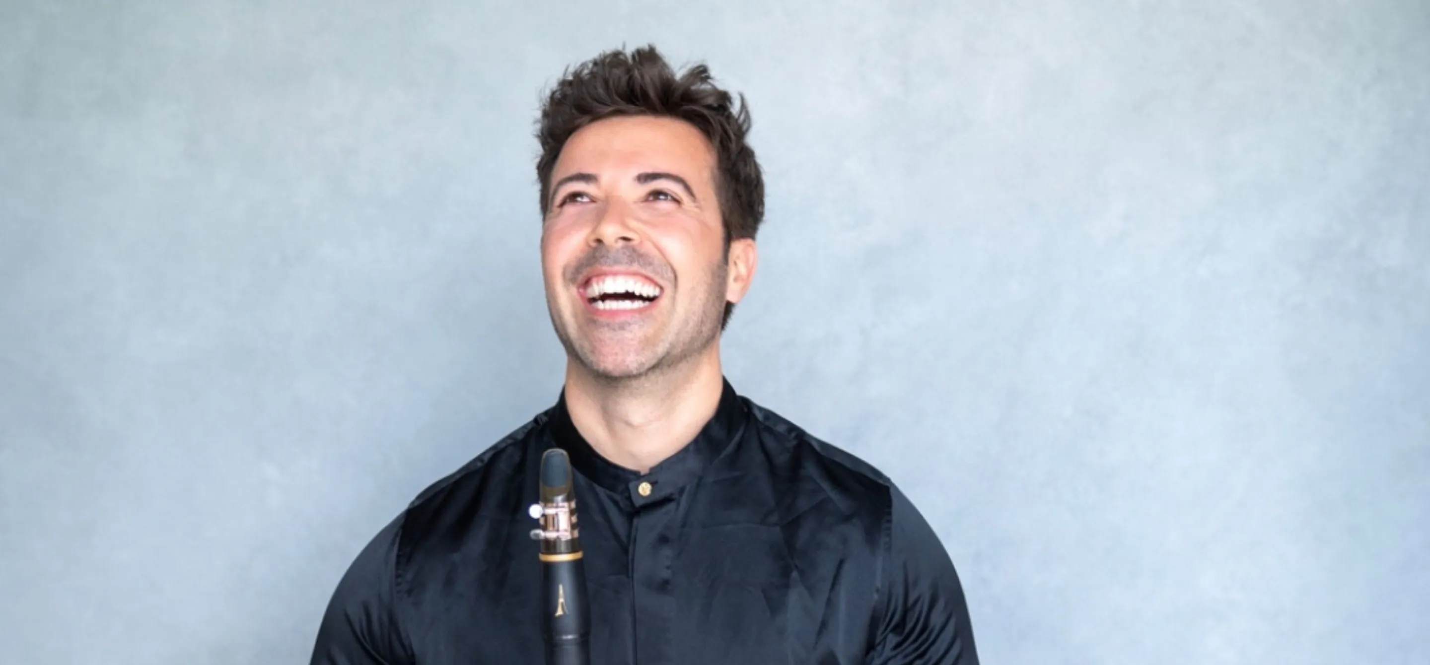 Retrato do clarinetista Pablo Barragán, um homem branco de cabelos pretos