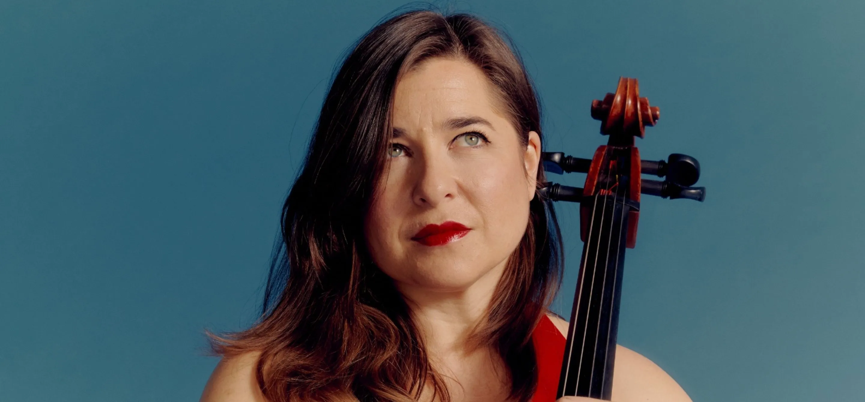 Retrato de Alisa Weilerstein, uma mulher branca de cabelo castanho