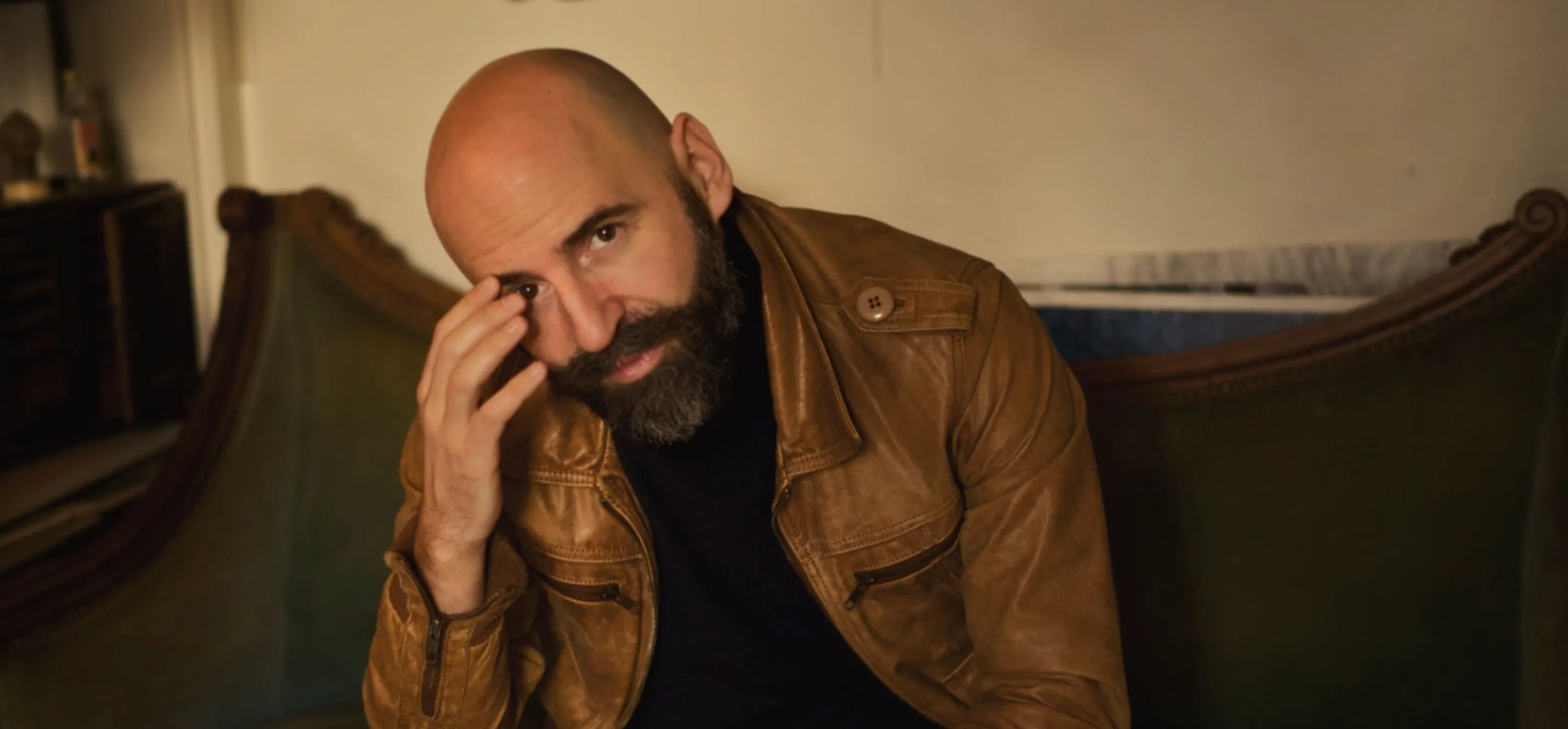 Retrato de Pierre Bleuse, um homem branco e careca de barba preta