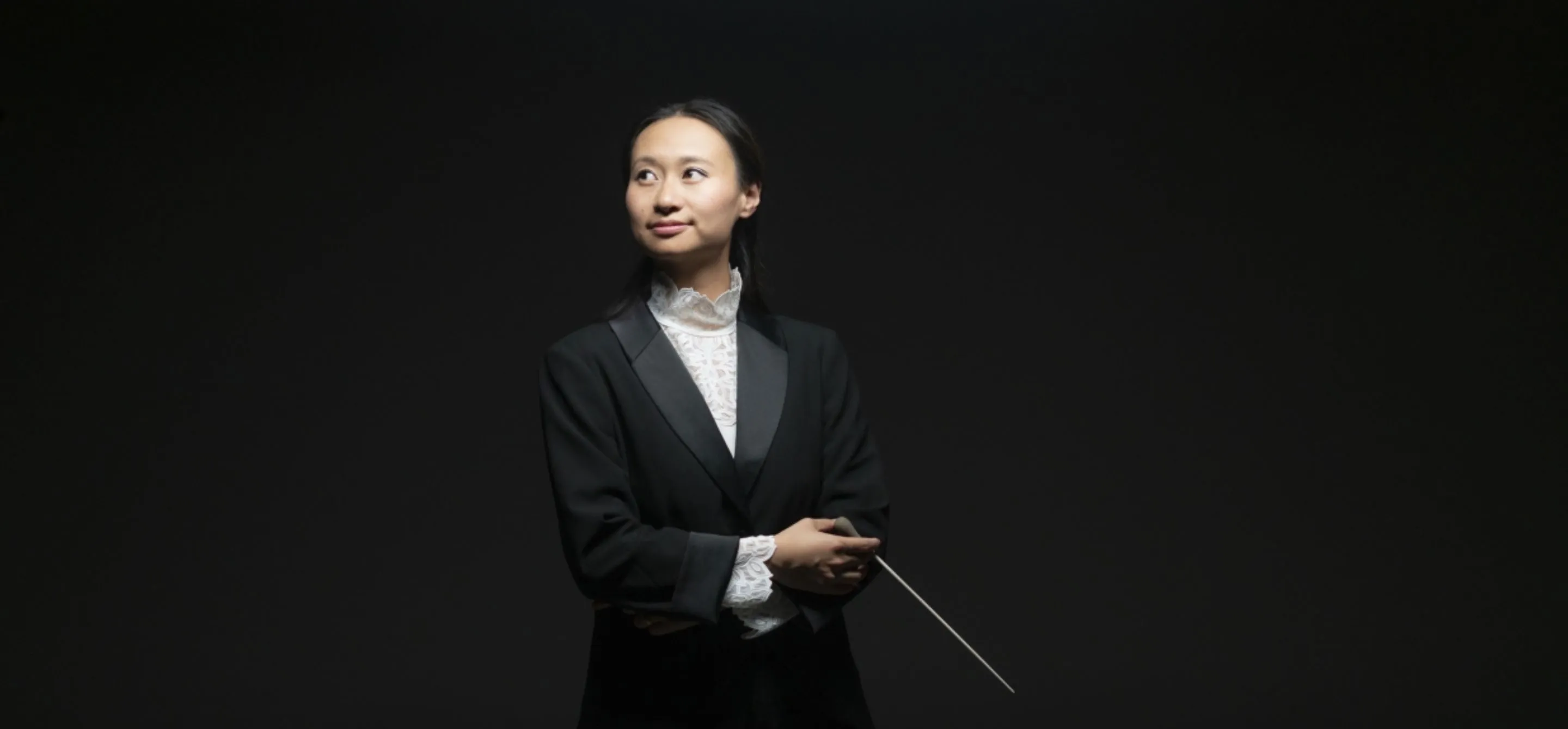 Retrato de Tianyi Lu, uma mulher oriental de cabelos castanhos