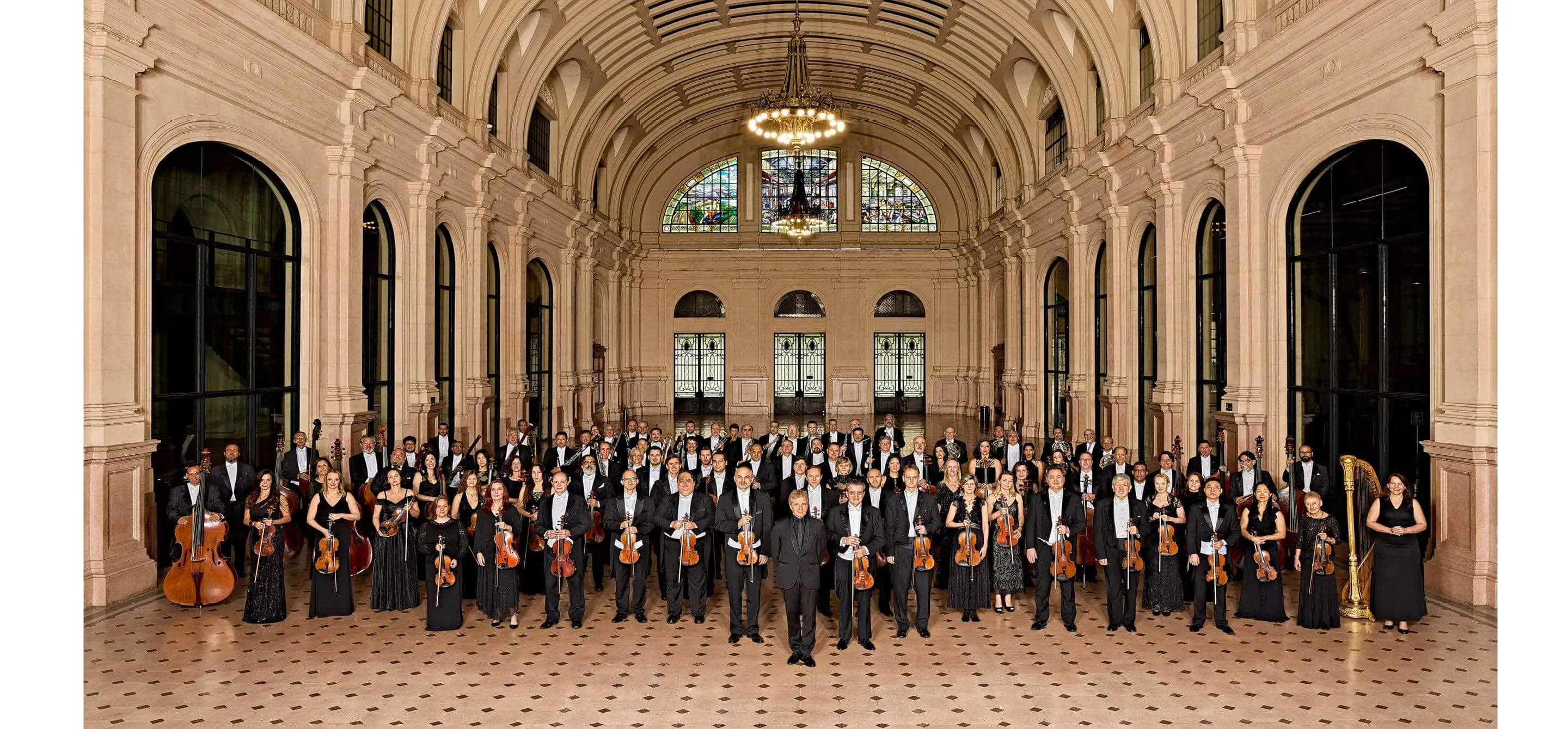 Foto do palco da Sala São Paulo, com músicos e integrantes do coro.