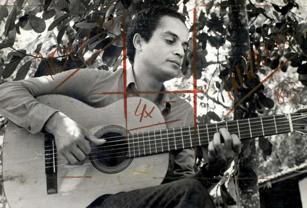 Baden Powell em foto preto tocando violão. No fundo, árvores. Acima da foto, manualmente, riscos vermelhos
